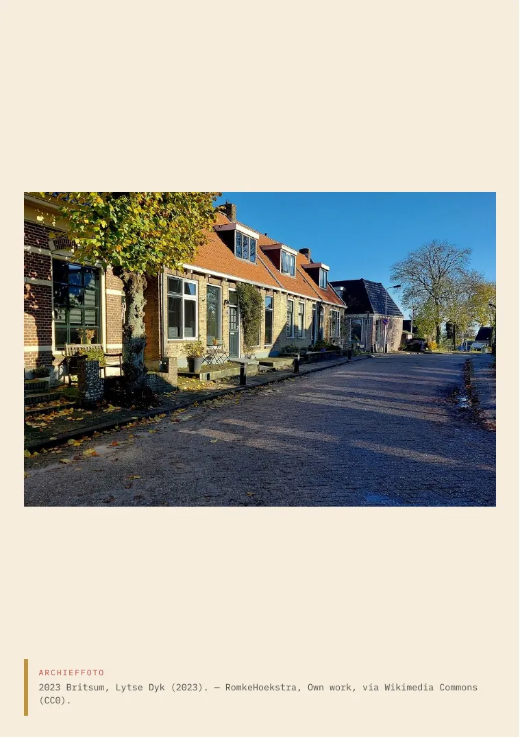 Bladzijde uit het boek over Aldlânsdyk 14 in Britsum: een foto van de Lytse Dyk in het dorp, met de bron eronder