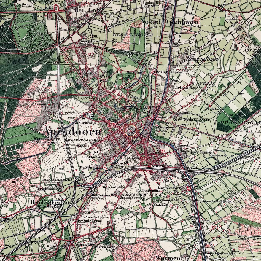 Kaart van 1900: de plek is het hart van een dicht net van straten, met het station en het kanaal in de buurt