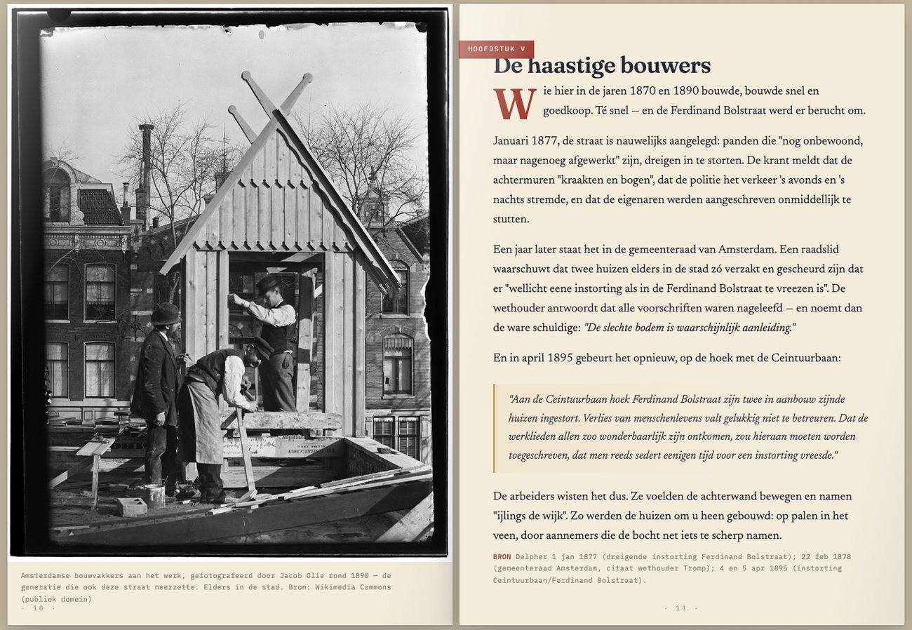 Spread uit het boek: links een foto van Amsterdamse bouwvakkers rond 1890, rechts het hoofdstuk „De haastige bouwers” met een krantencitaat uit 1895