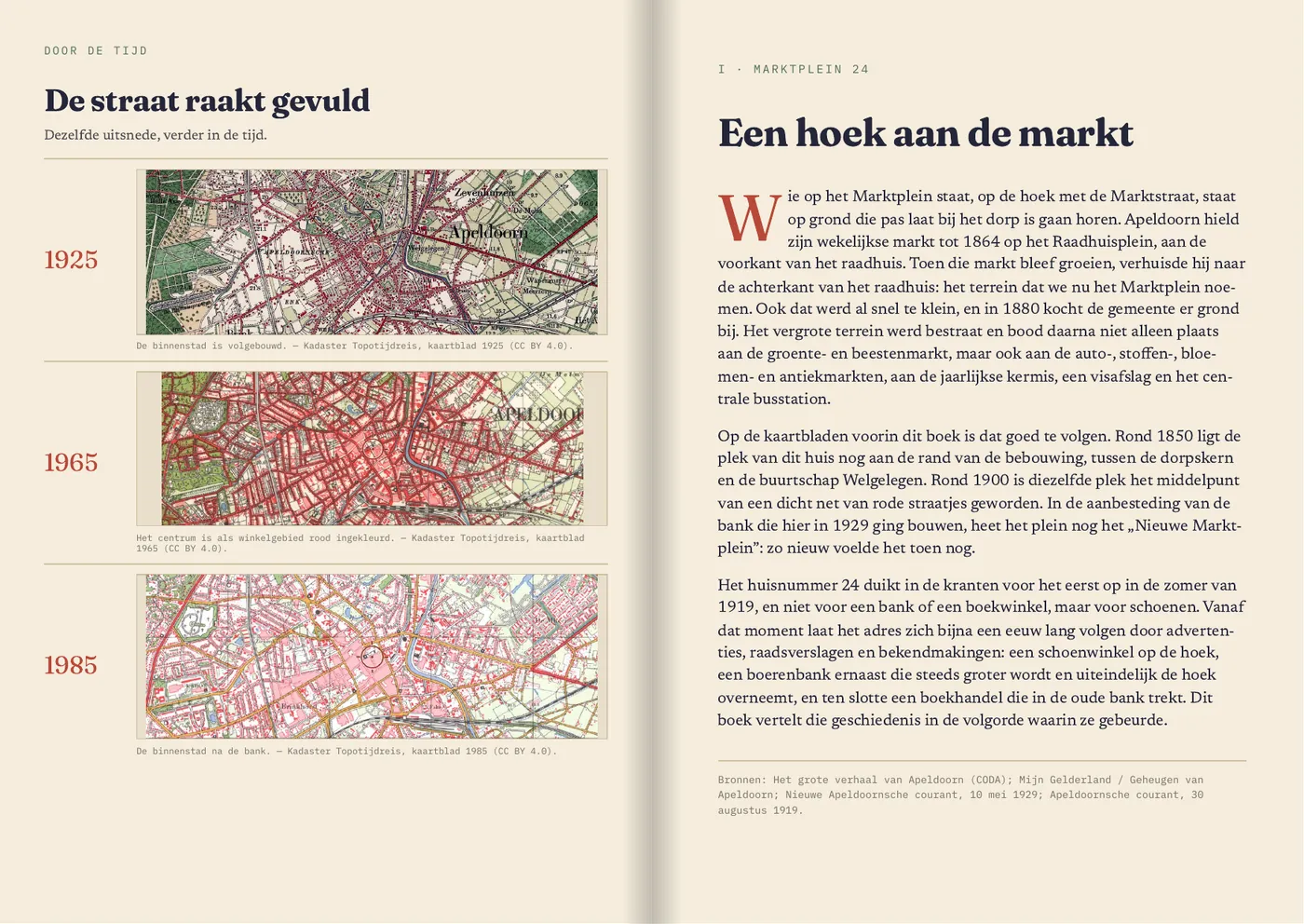 Twee bladzijden uit het boek over Marktplein 24 in Apeldoorn: dezelfde plek op kaarten van 1925 tot 1985, naast het hoofdstuk „Een hoek aan de markt”