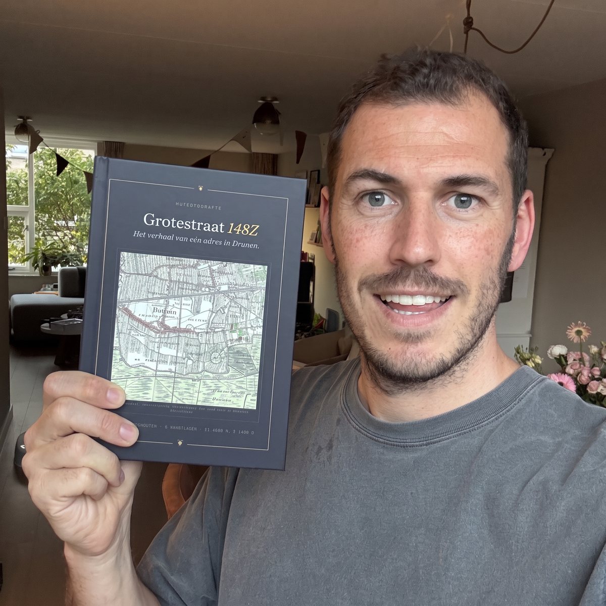 Tom, de maker van Huisbiografie, met de proefdruk in zijn hand