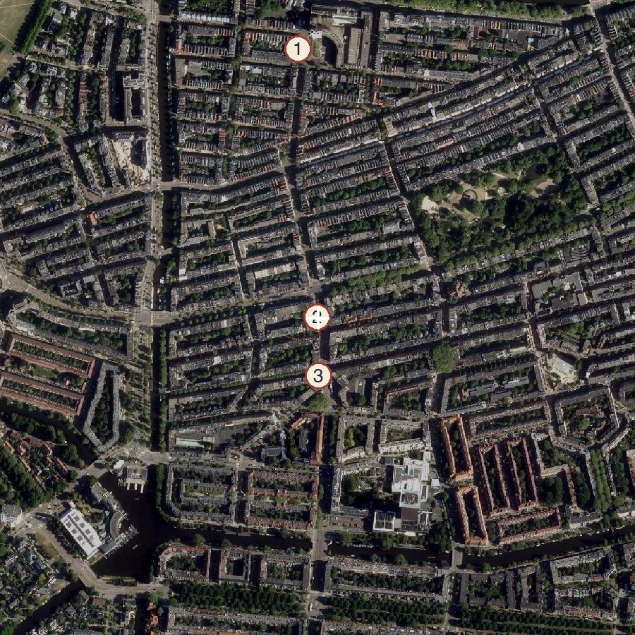 Luchtfoto van de buurt met genummerde badges op de adressen die in het boek voorkomen
