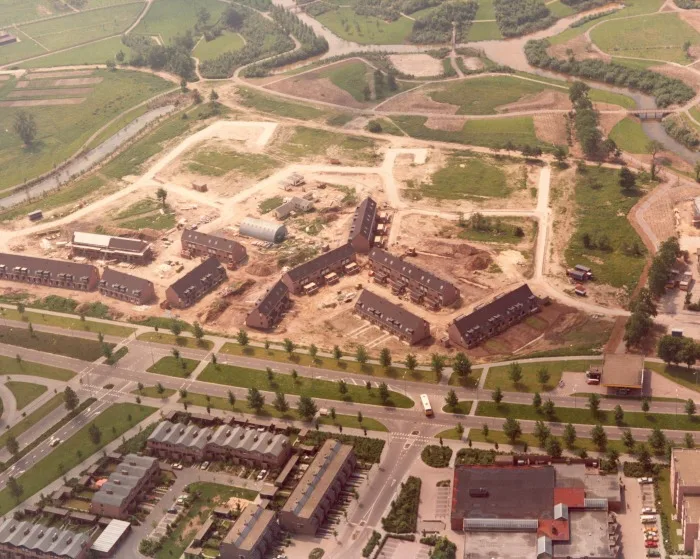 Luchtfoto van de Gijsbrechtgaarde in Apeldoorn in aanbouw, 1981