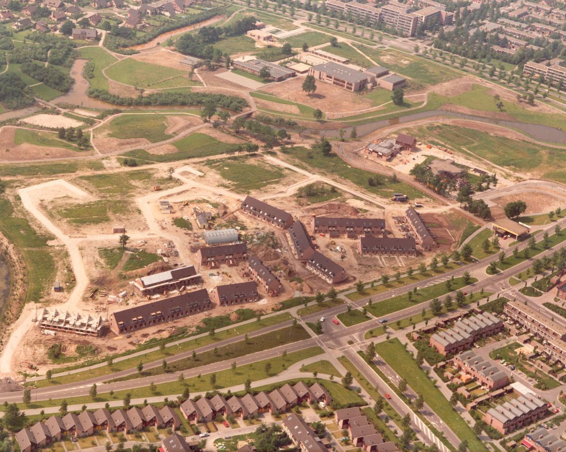 De bouwplaats van Matengaarde op 31 mei 1981, met het Matenpark erachter. Rechts aan de laan het benzinestation met het gele dak.