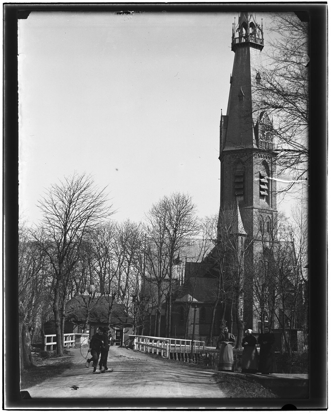Bovenkerk in 1895, gezien naar de Noorddammerlaan met de Sint Urbanuskerk. De brug op de voorgrond ligt op de plek van de oude Noorddam, die het Legmeer aan de noordkant afsloot. Foto Jacob Olie.