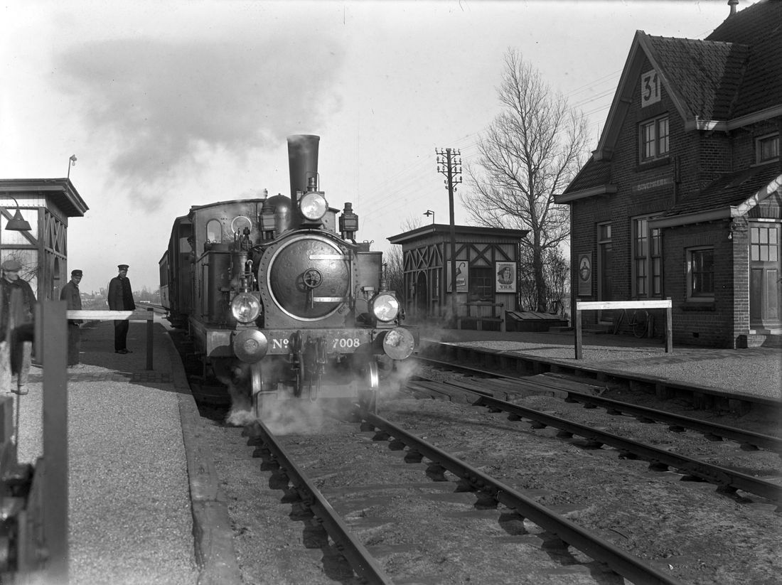 Een stoomtrein langs het perron van halte Bovenkerk in 1950, het laatste jaar met reizigers. Rechts de wachterswoning met het nummer 31 aan de Noorddammerlaan. Foto D.C. Gerdessen, Nederlandse Spoorwegen.