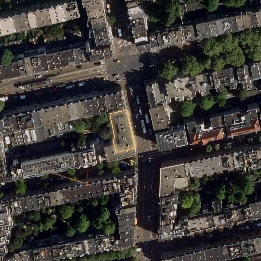 Luchtfoto met het pand goudomlijnd
