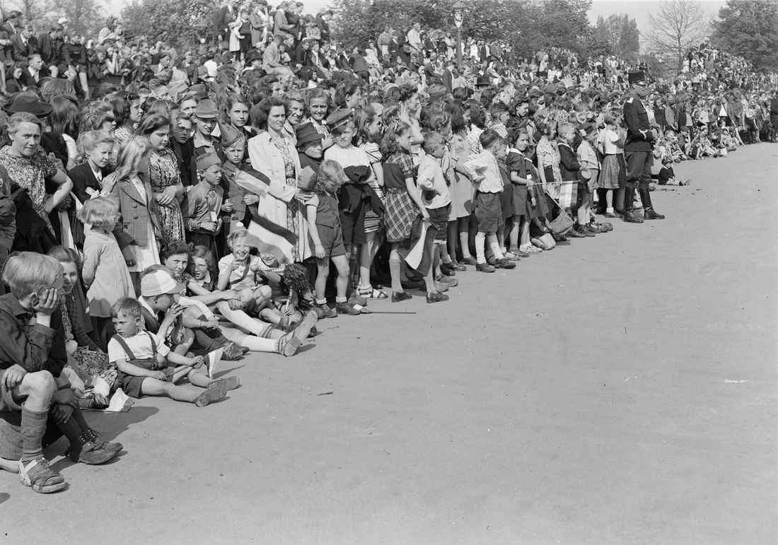Bevrijdingsfeest op het Marktplein, mei 1945: Apeldoorners kijken naar parades van militaire muziekkorpsen. Foto Anefo, Nationaal Archief.
